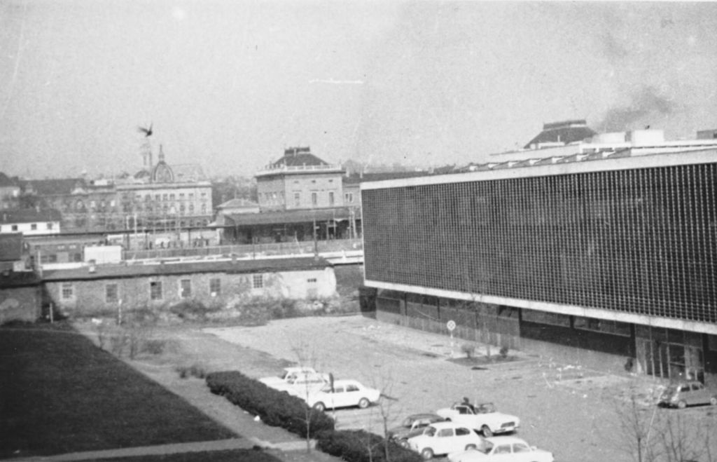 Zgrada Zagrebačke banke u Paromlinskoj i Glavni kolodvor u pozadini 1973. godine